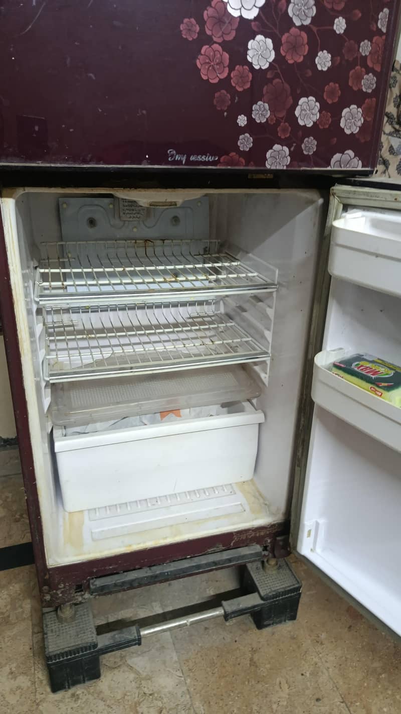 medium size fridge 0