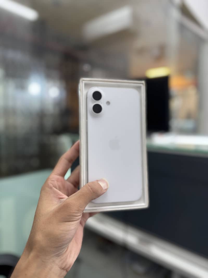 Apple iPhone 16 Plus 0