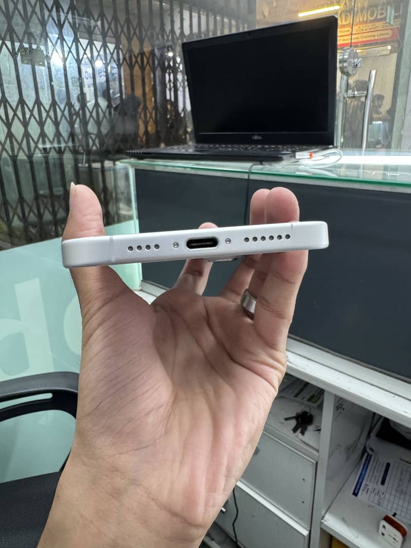 Apple iPhone 16 Plus 3