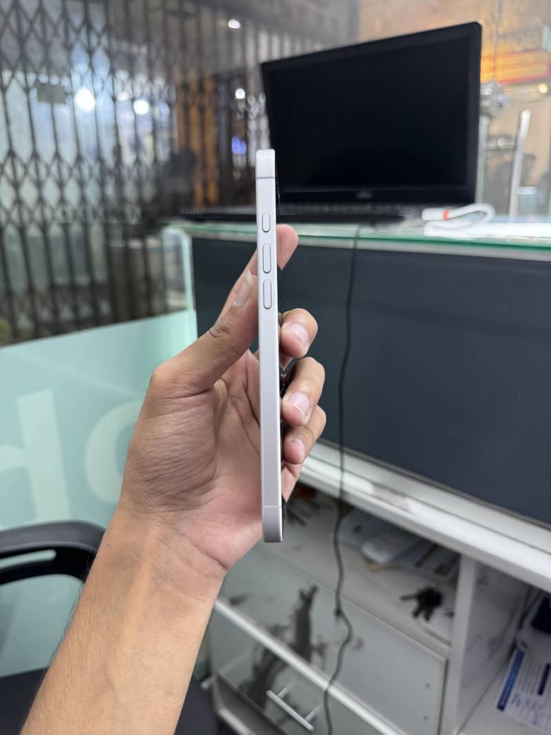Apple iPhone 16 Plus 4