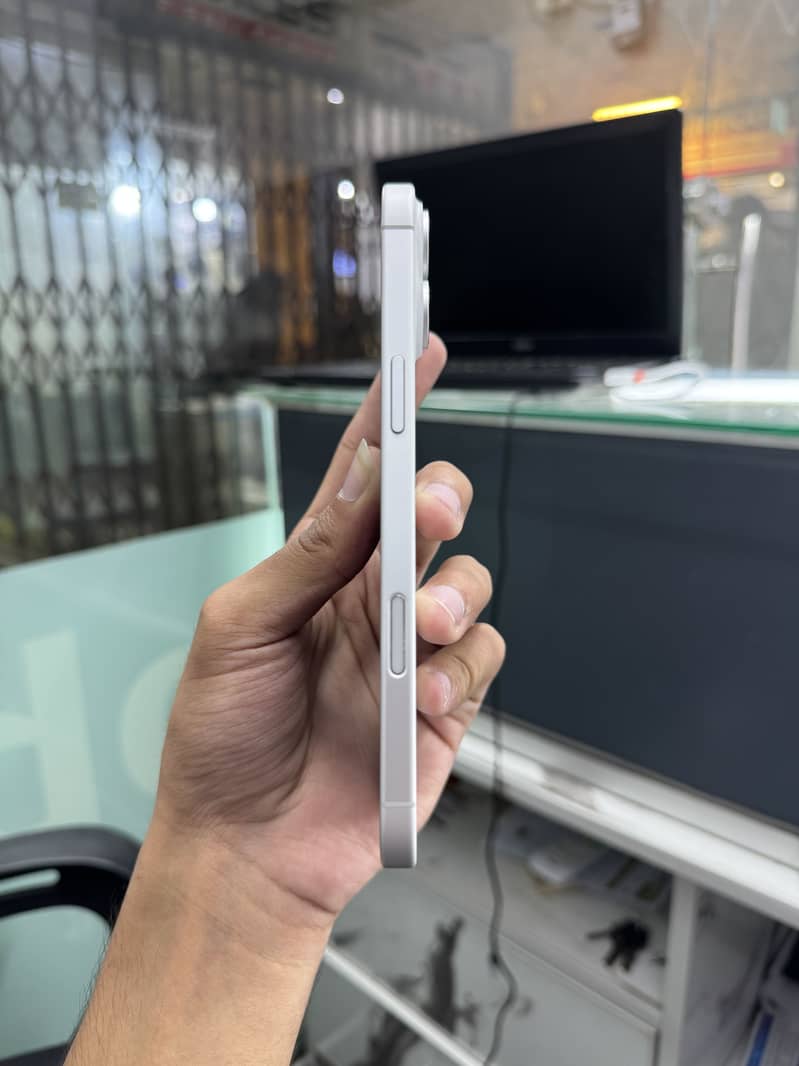 Apple iPhone 16 Plus 7