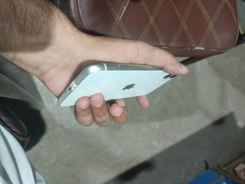 Apple iPhone 11 3