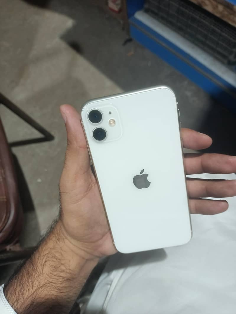 Apple iPhone 11 4