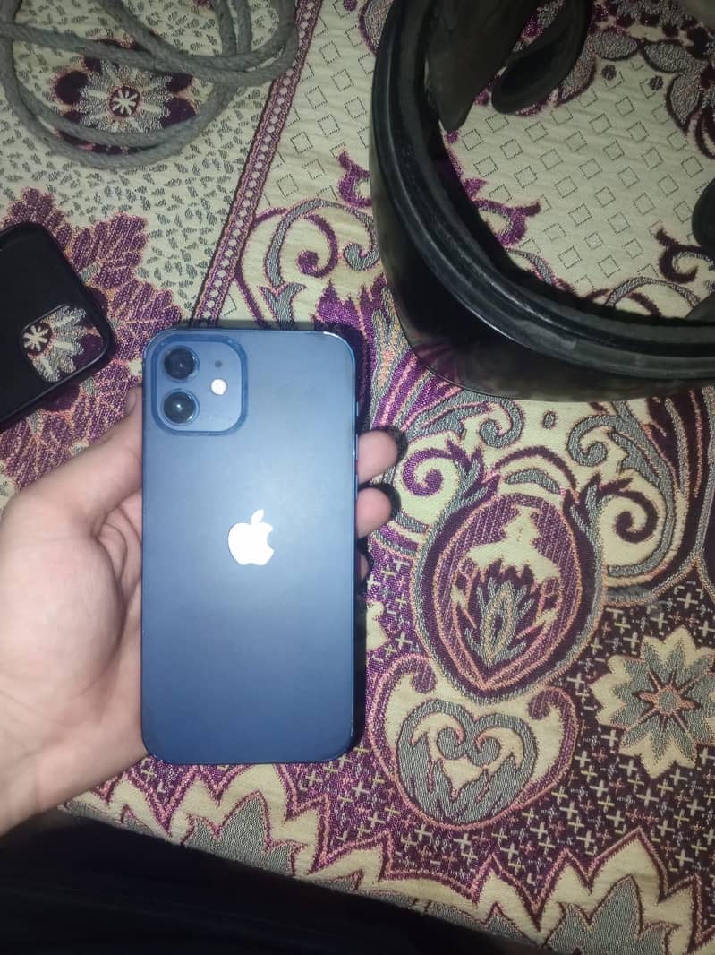 Apple iPhone 12 4
