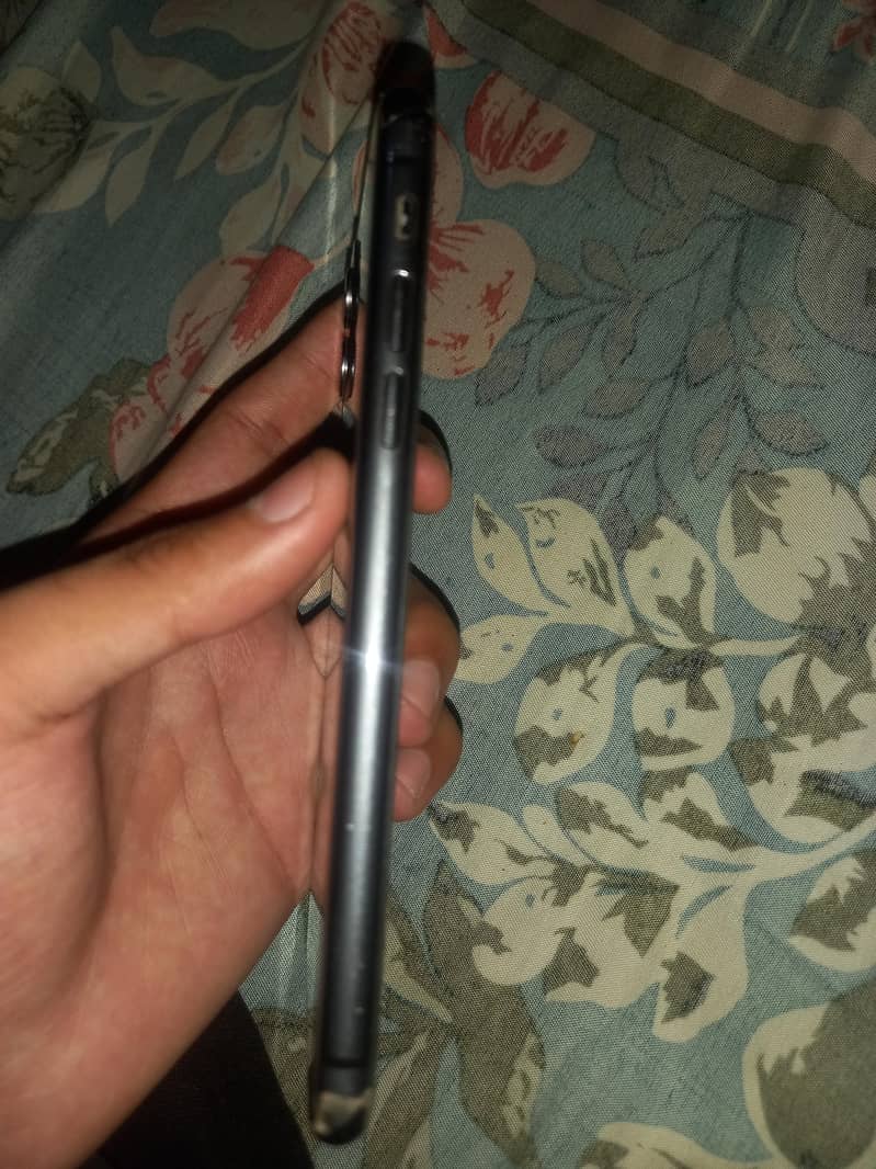 Apple iPhone 11 4