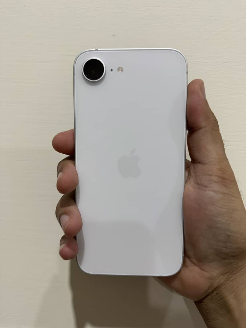 Apple iPhone 16e 0