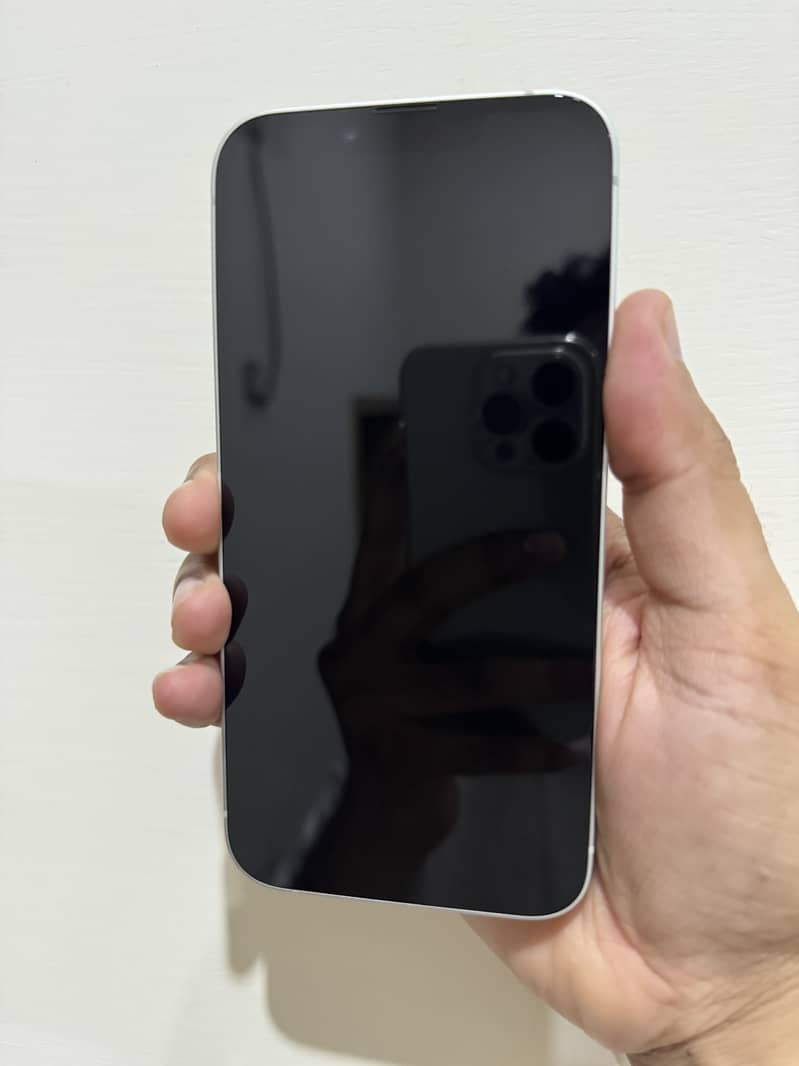 Apple iPhone 16e 1