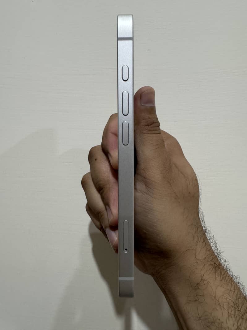 Apple iPhone 16e 2