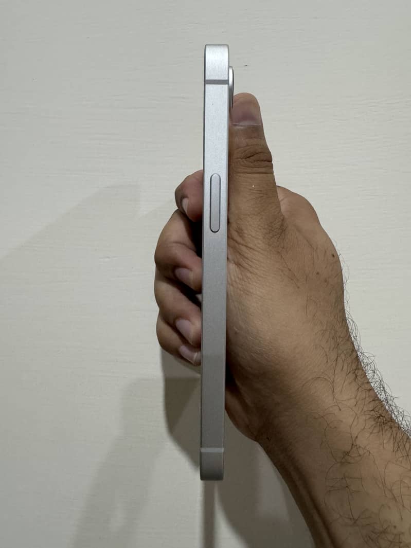 Apple iPhone 16e 3