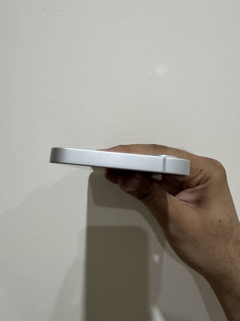 Apple iPhone 16e 4