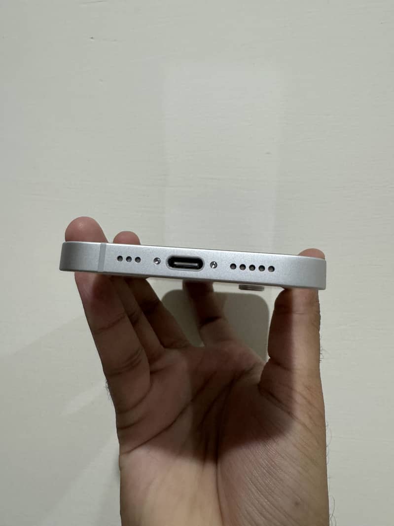 Apple iPhone 16e 5