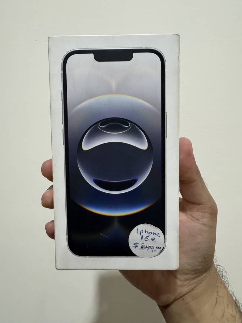 Apple iPhone 16e 9