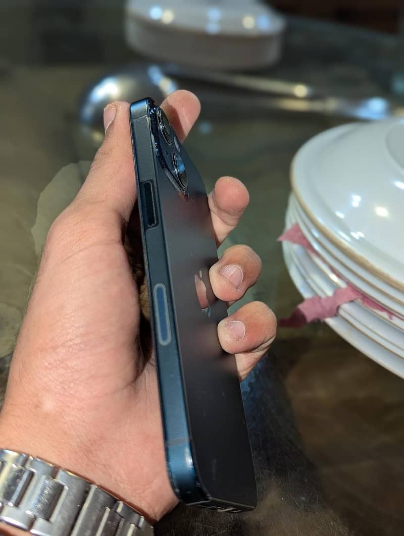 Apple iPhone 13 read description 2