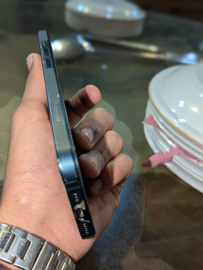 Apple iPhone 13 read description 6