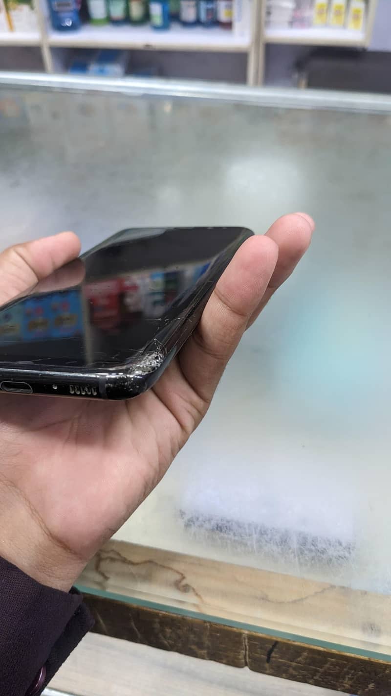 Samsung Mobile S8 Plus 4