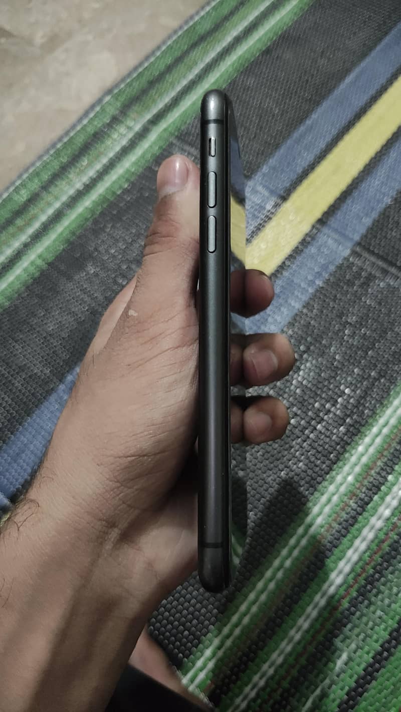 Apple iPhone 11 4