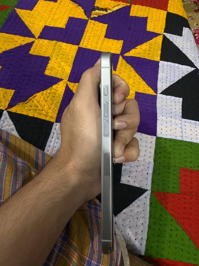 Apple iPhone 16 Pro Max 4