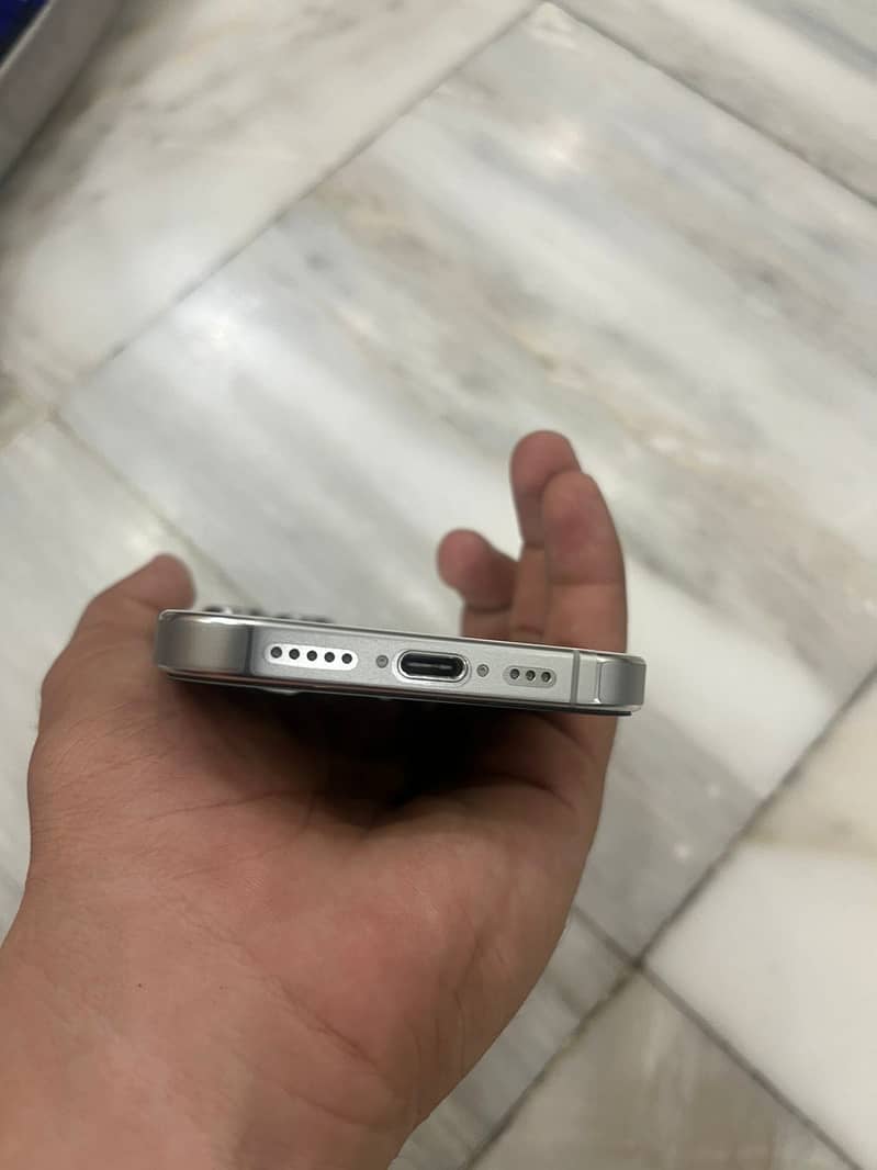 Apple iPhone 16 Pro 0
