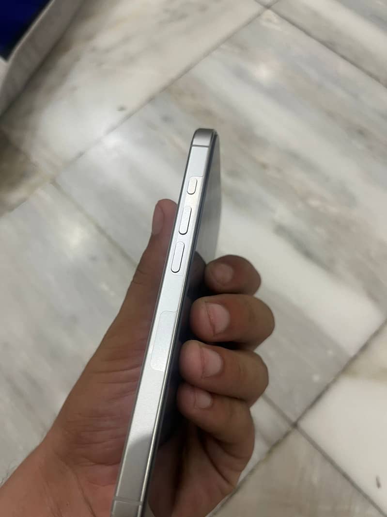 Apple iPhone 16 Pro 2