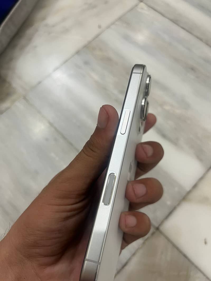 Apple iPhone 16 Pro 3