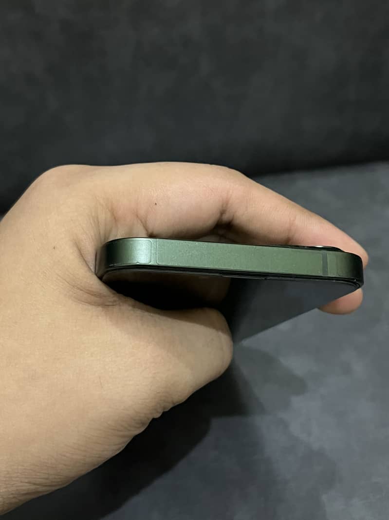 Apple iPhone 13 5