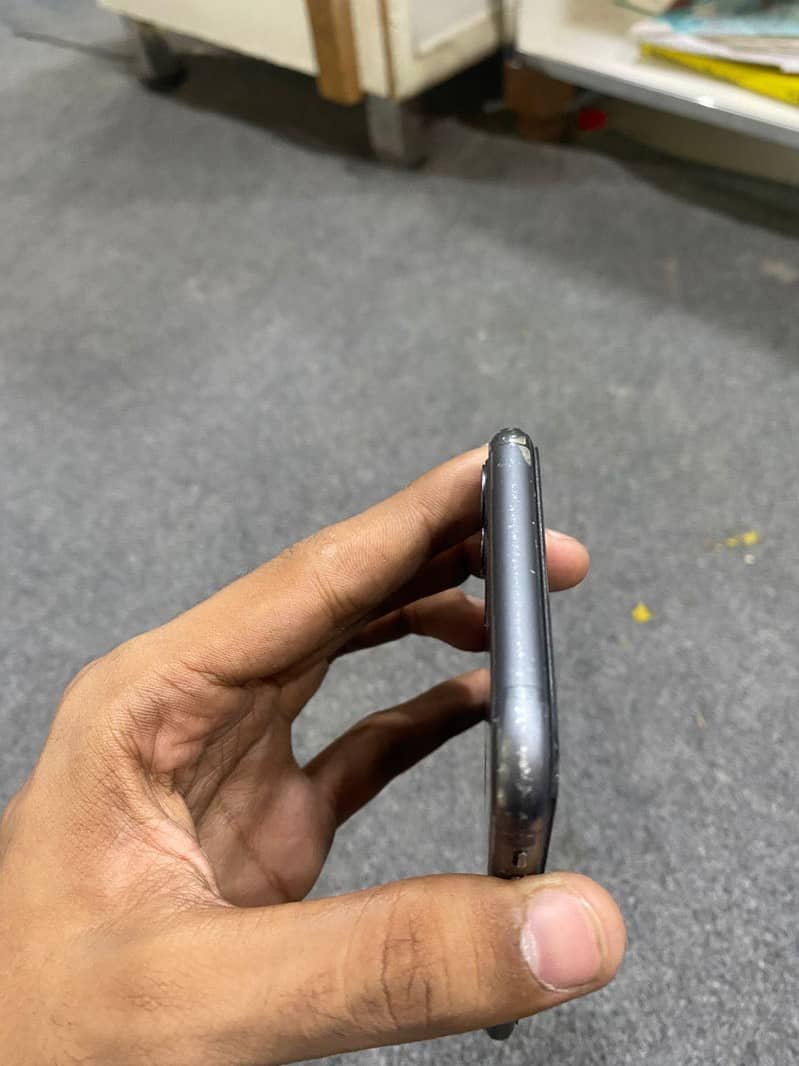 Apple iPhone 11 4