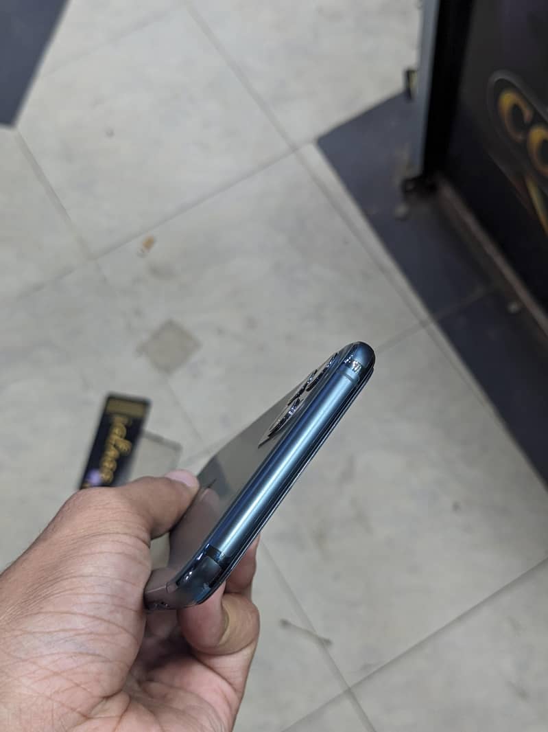 Apple iPhone 11 Pro Max 4