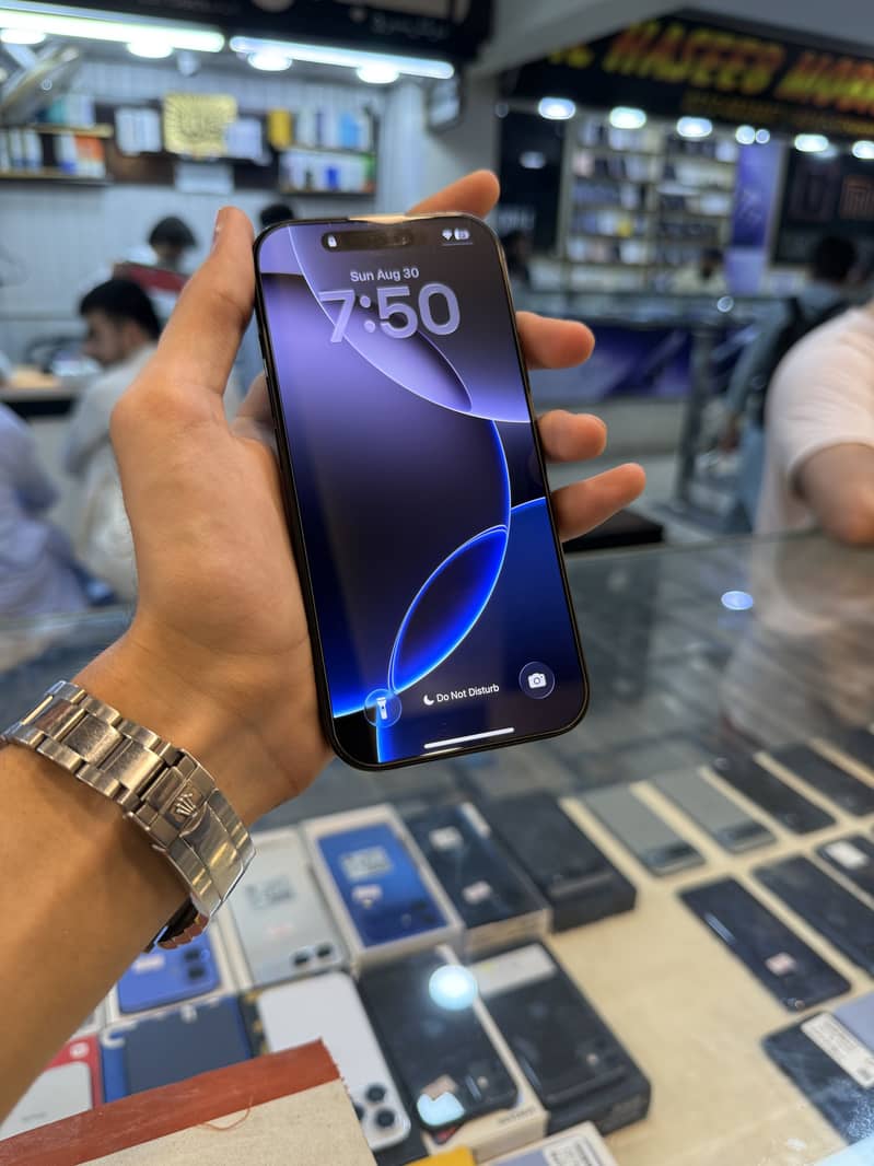 Apple iPhone 16 Pro 1