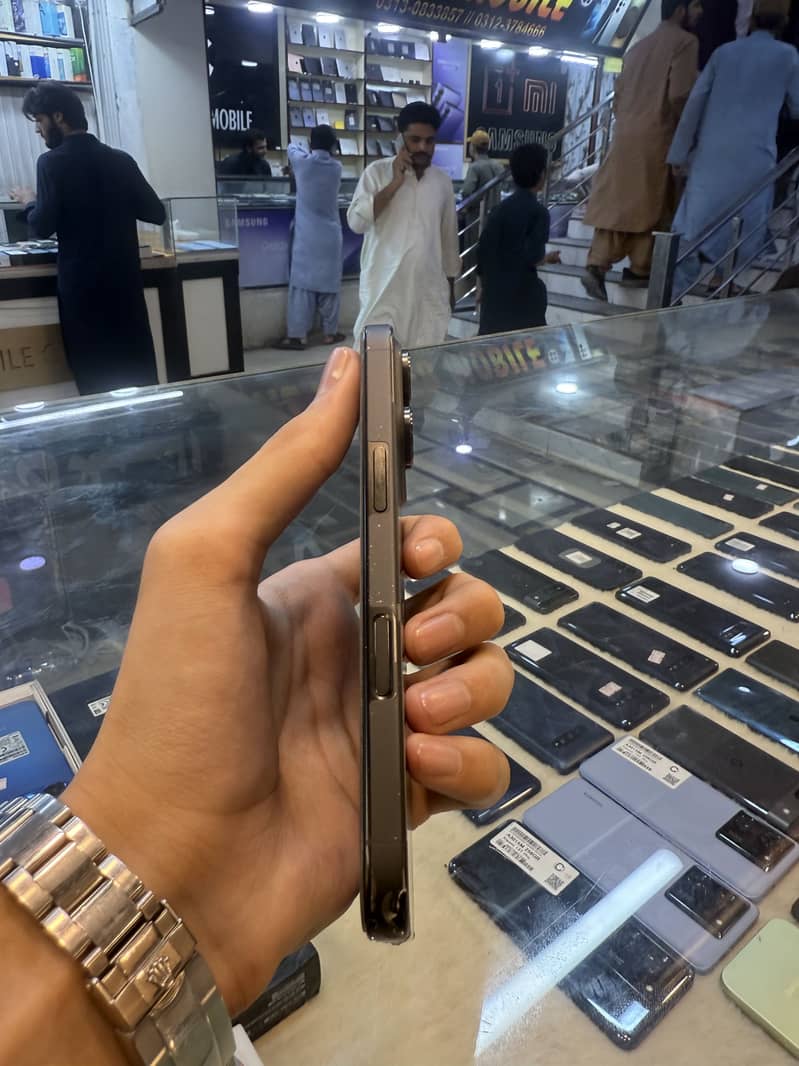 Apple iPhone 16 Pro 2