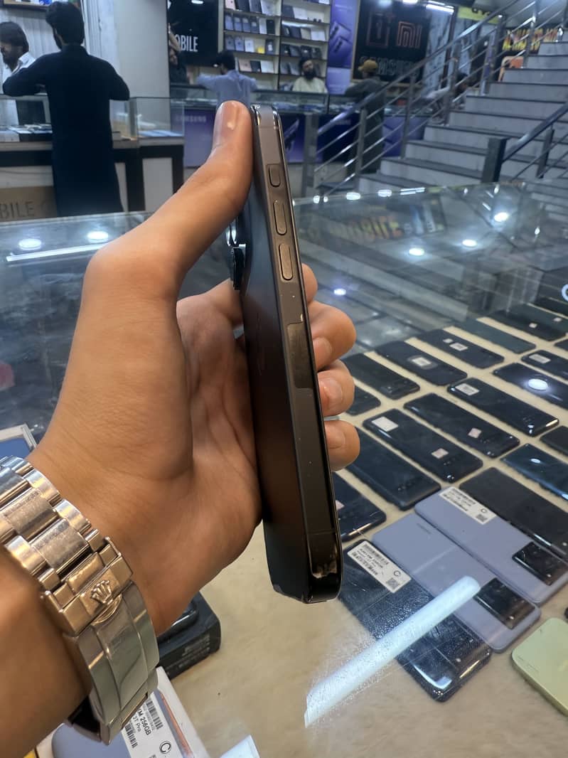 Apple iPhone 16 Pro 3