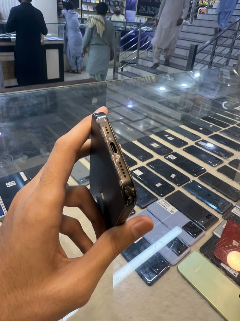 Apple iPhone 16 Pro 4