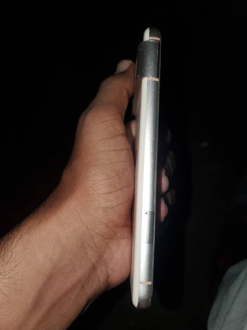 Google Pixel 8 4