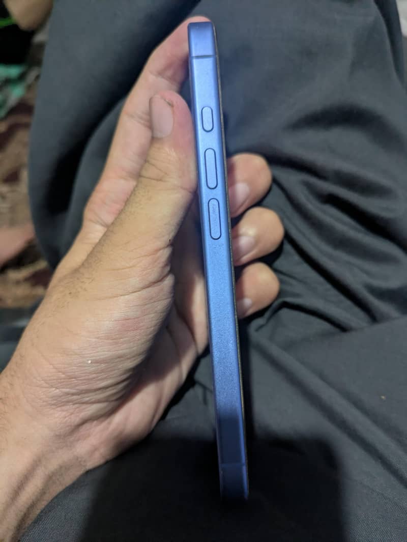 Apple iPhone 16 4