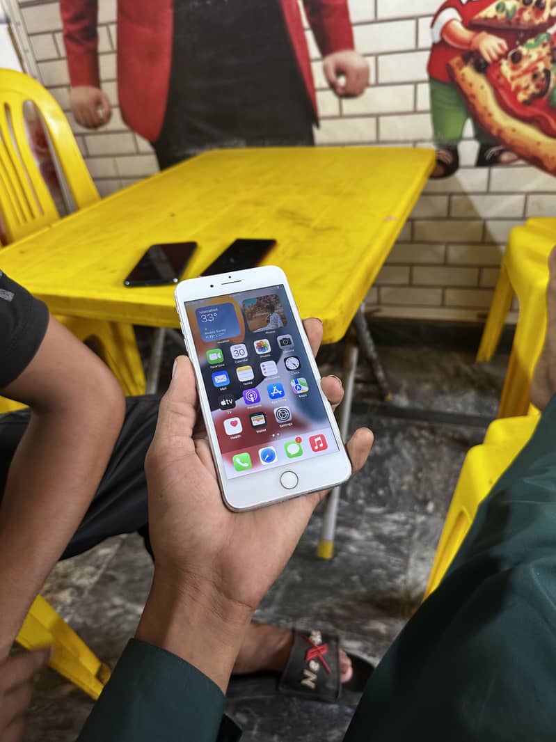 Apple iPhone 7 Plus 0