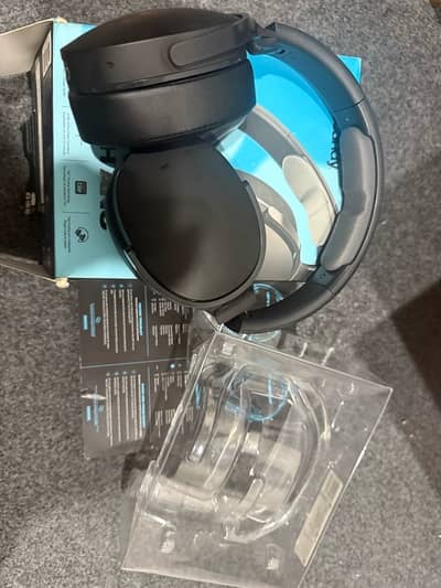 skullcandy hesh ANC headphone with box.