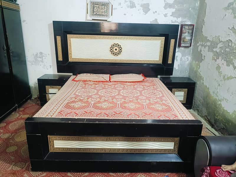 KING SIZE BED | DRESSING TABLE | 2 SIDE TABLES 1