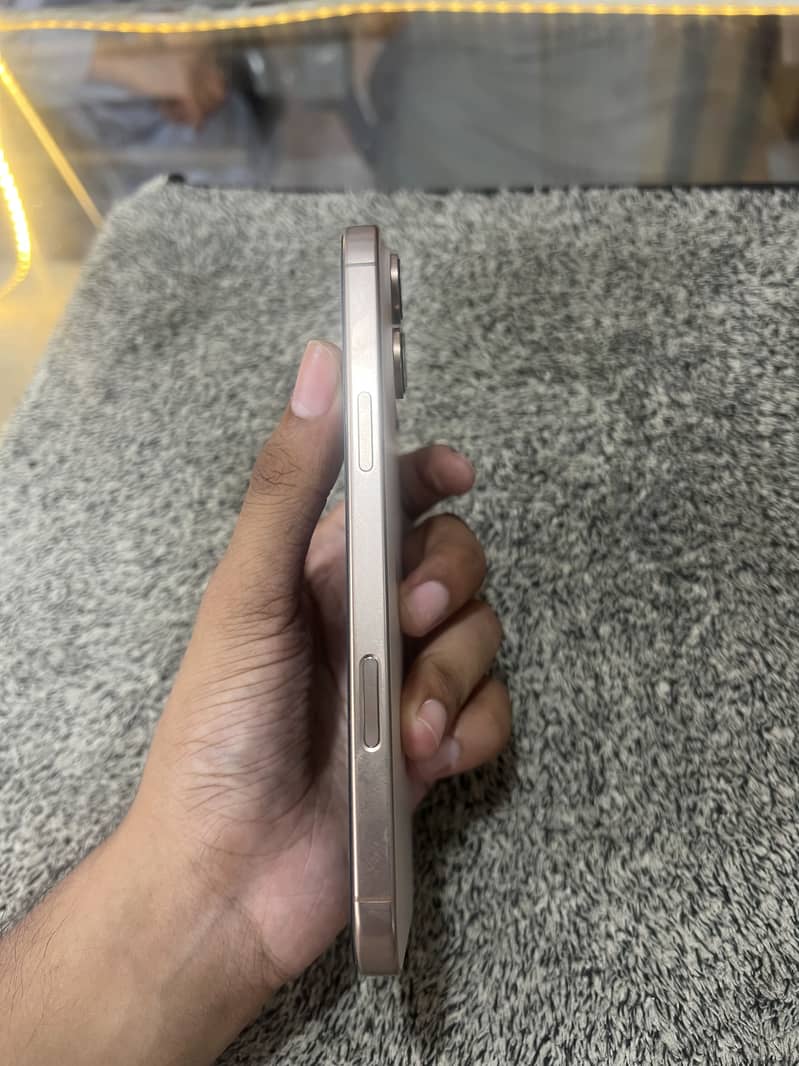 Apple iPhone 16 Pro Max 1