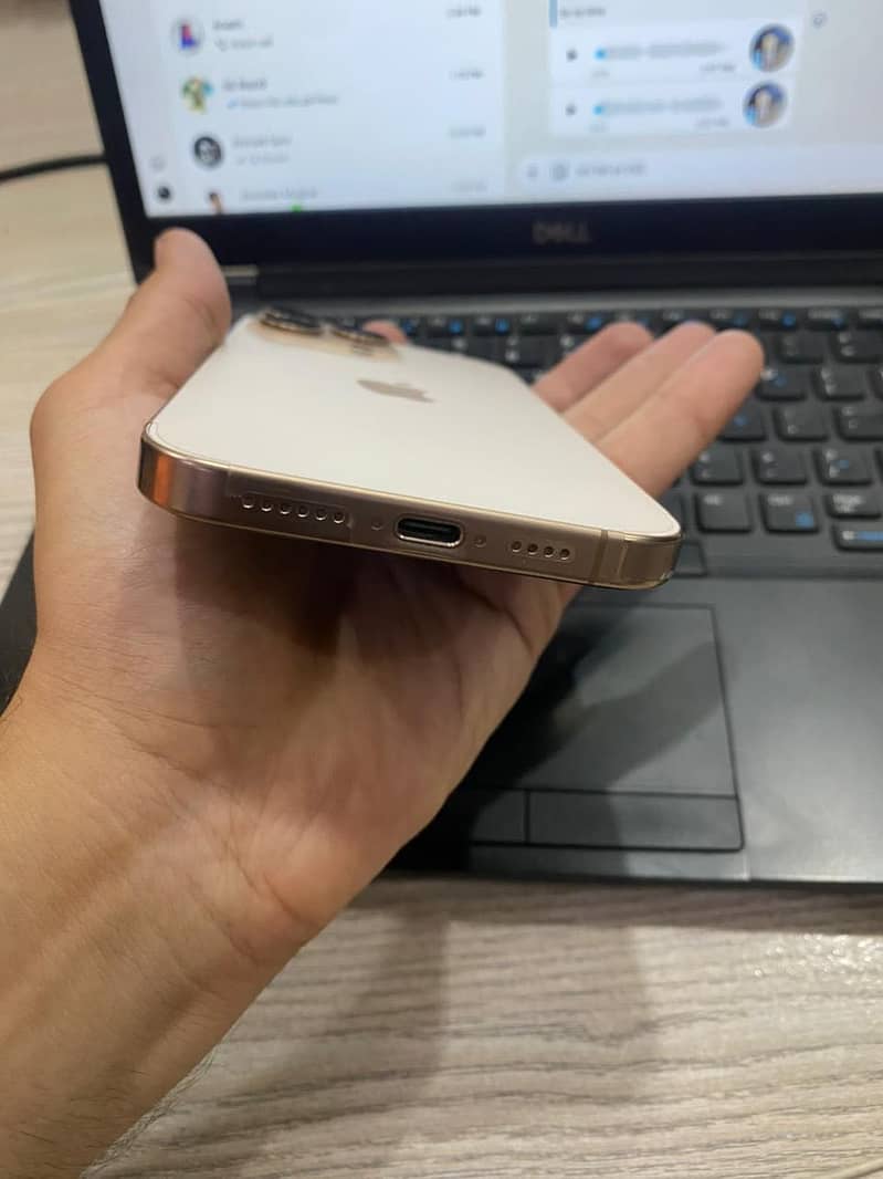 Apple iPhone 16 Pro Max 6