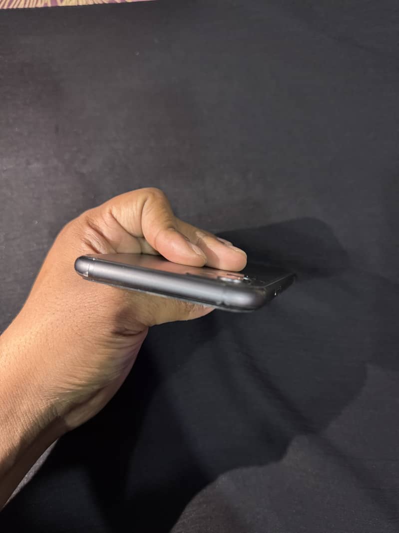 Apple iPhone 11 4