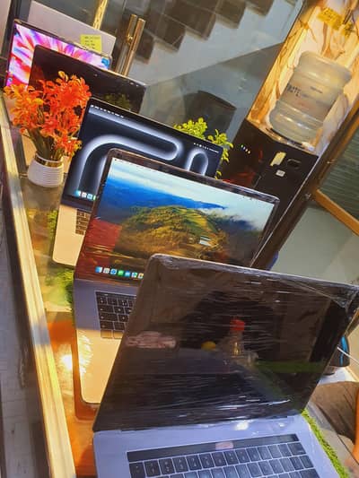 Macbook pro 2018 : core i9 : 32 gb : 512 gb : 4 gb graphics