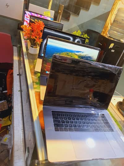 Macbook pro 2018 : 32 gb : 512 gb : core i9 : 4 gn graphics
