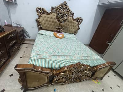 beautiful bed set 4year used