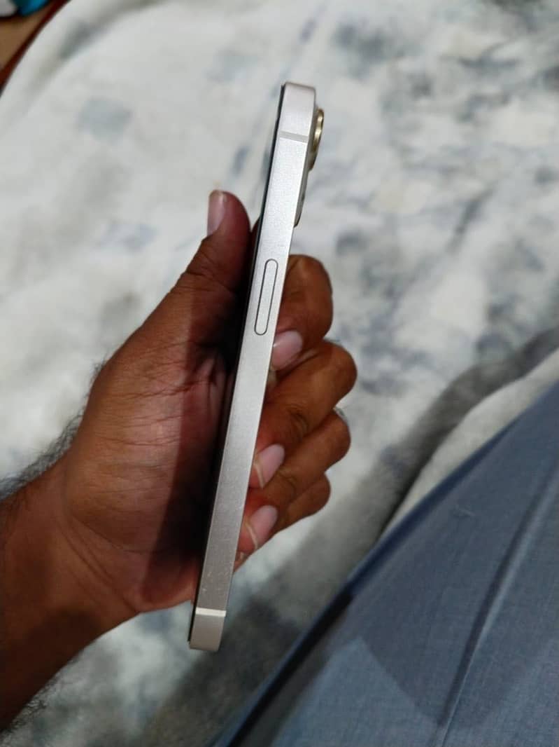 Apple iPhone 13 5