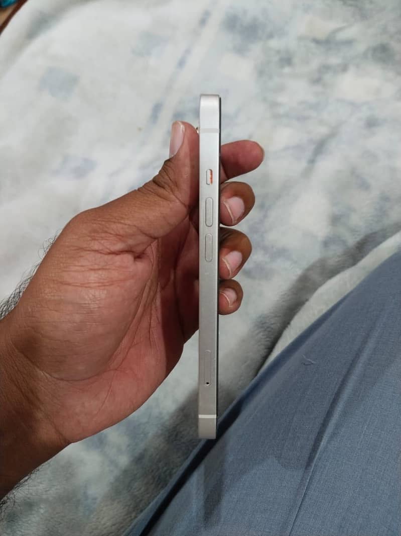 Apple iPhone 13 8