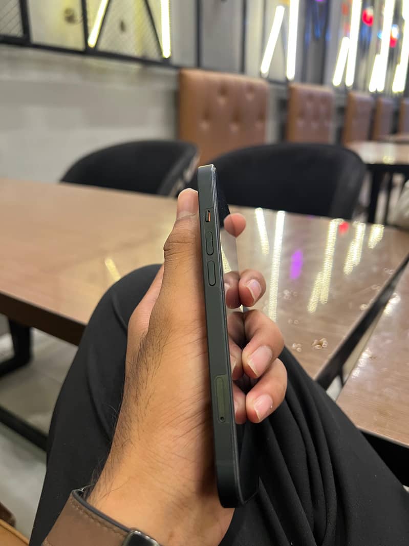 Apple iPhone 13 4