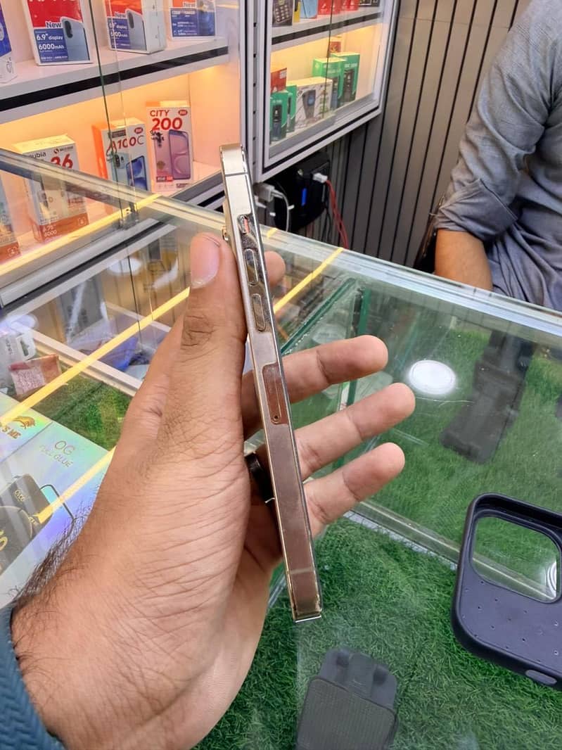 Apple iPhone 13 Pro 2