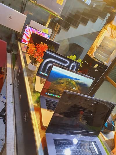 Macbook pro 2018 : core i9 :32 gb :512 gb : 4 gb graphics
