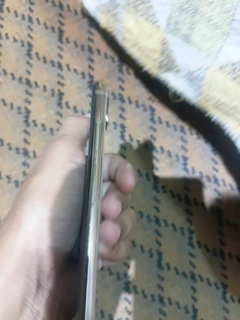 Apple iPhone XS 4