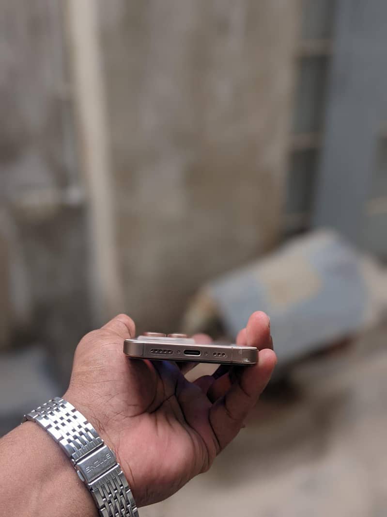 Apple iPhone 16 Pro 2