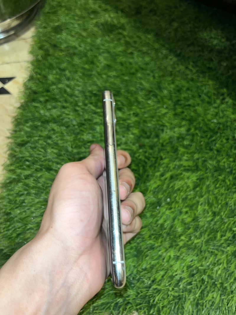 Apple iPhone 11 Pro 4